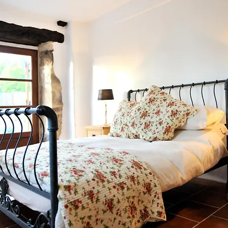 Fantastic 4 Bedroom Barn Conversion Near Cordes Sur Ciel Hébergement de vacances *