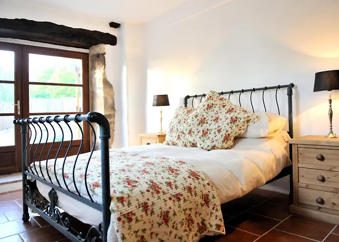 Fantastic 4 Bedroom Barn Conversion Near Cordes Sur Ciel Holiday home *